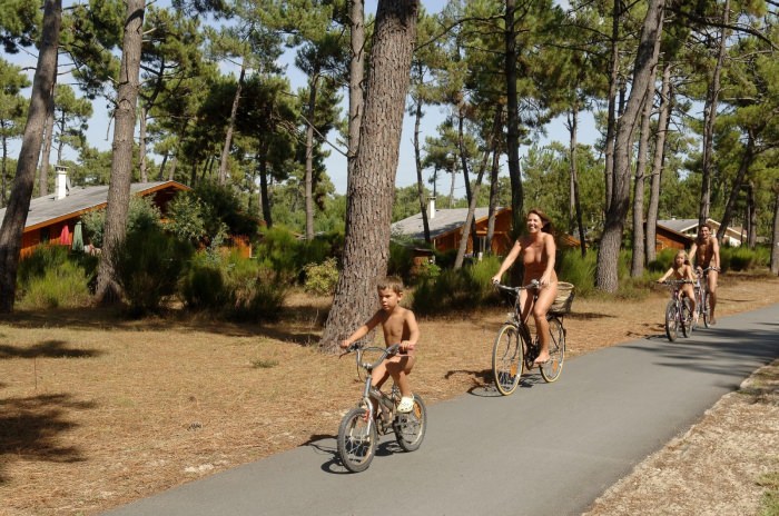 Naturists camp France Euronat video [Nudity collection]