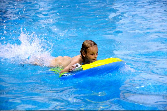 Parents nudists with children swim in the pool photo collection Purenudism [Nudity collection]