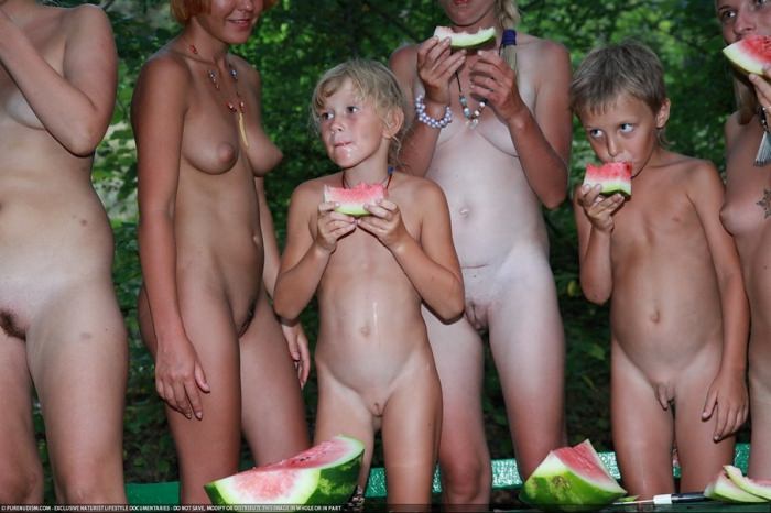 Green picnic nudists photo gallery [Nudity collection]