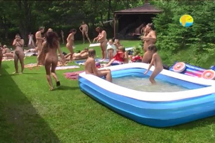 Picnic nudists on nature Naturist Freedom video [Nudity collection]